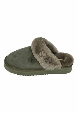 Grüne Wildlederschlüpfer mit einem weichen grauen Fellkragen. Runde Zehen, Slip-On-Design und strukturierte Sohle für besseren Halt. Auffälliges Branding-Detail an der Seite.