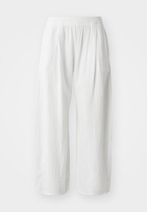 Bijele, lagane hlače širokog kroja s teksturiranim izgledom i elastičnom gumom u pojasu za udobnost. Nema vidljivih džepova ili kopčanja.