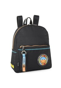 Mochila de nailon negro con dos correas para los hombros, bolsillo frontal con cremallera y un parche circular de carita sonriente. Presenta acentos de cremallera coloridos y etiqueta de logo.
