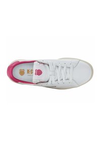 Scarpa sportiva bianca con dettagli rosa, dotata di un design con lacci, tomaia in tessuto, colletto imbottito e suola in gomma. Logo K-Swiss visibile.