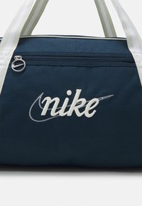 Nike Performance GYM CLUB RETRO - Sports bag - armory navy/sea