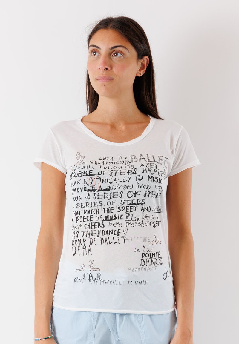 Weißes kurzärmliges T-Shirt mit Rundhalsausschnitt, versehen mit schwarzem Text und Ballett-Illustrationen. Weicher Baumwollstoff mit lockerer Passform.