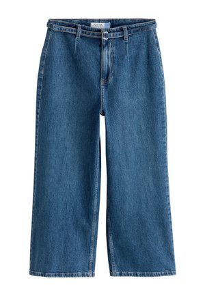 Blå vidde jeans med høj talje og fastgjort tyndt bælte, vist fladt på hvid baggrund.