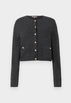 Cardigan tricoté gris foncé avec un col rond, des boutons dorés, deux poches avant et des manches longues ; design court.