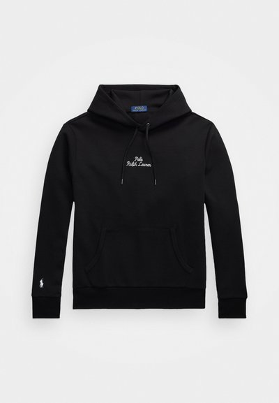 Μαύρη hoodie φτιαγμένη από μαλακό ύφασμα, με μπροστινή τσέπη, κουκούλα με κορδόνια και κεντητό λογότυπο στο στήθος και στο μανίκι.