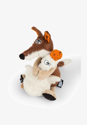 Brauner Plüschwolf mit schwarzer Nase und orangefarbenen Ohren, der ein beigefarbenes und weißes Schaf hält. Beide haben große, runde Augen. Weicher, strukturierten Stoff.