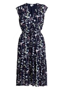 Blommig klänning i marinblått med korta volangärmar, en V-ringning och ett elastiskt midjeband, med en lager-på-lager kjol för extra volym.