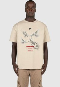 MJ Gonzales FREEDOM - T-shirts print - wet sand