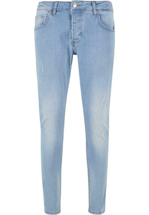Világoskék denim farmer, slim fit szabással, enyhe kopással és elmállott részletekkel. Klasszikus öt zsebes kialakítás és fémből készült gombos zárás.