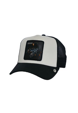 Schwarz-weiße Baseballkappe aus Mesh mit einem Skorpion-Aufnäher und dem Wort "DEADLY" auf dem Vorderpanel.