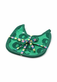 Zeleni platneni biber s uzorkom leopard print. Ima teksturiranu površinu i učvršćen je višebojnim trakama.