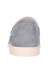 Graue Wildleder-Slipper mit niedrigem Profil und weißer Gummisohle. Verfügt über eine Zuglasche hinten und minimale Details an der Außenseite.