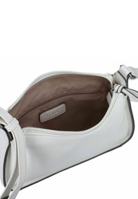 Bolso cruzado de cuero blanco con textura suave, cierre de cremallera y un interior de tela marrón que incluye un pequeño bolsillo con cremallera.