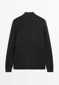 Dunkelgrauer, gerippter Pullover mit Kragen, ausgestattet mit langen Ärmeln und einer strukturierten Stoffoberfläche. Einfaches Design, ohne sichtbare Muster oder Akzente.