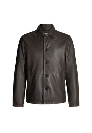 Giacca in pelle marrone scuro con chiusura a bottoni, colletto classico, maniche lunghe e tasche laterali, mostrata su sfondo bianco.