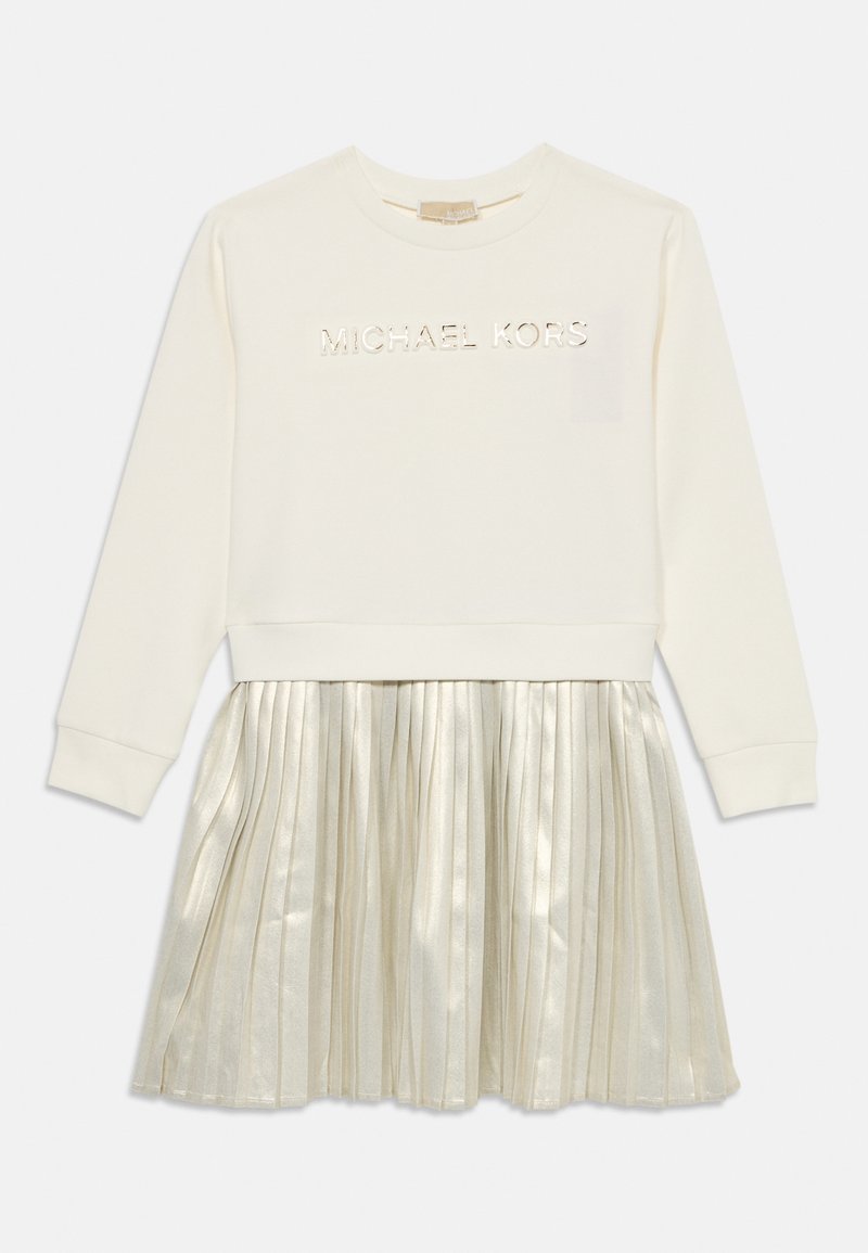 Haut en sweatshirt crème avec logo "MICHAEL KORS" en relief ; jupe plissée argent métallique en bas, alliant des tissus doux et des textures lisses.