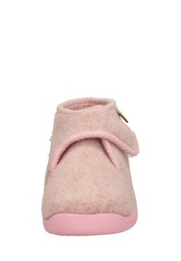 Roze vilten pantoffel met een afgeronde vorm, sluiting met klittenband, zachte textuur en een roze rubberen zool. Geen extra patronen of details zichtbaar.