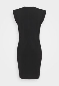 Robe noire sans manches longueur genou avec épaules rembourrées, vue de dos sur un fond blanc uni.