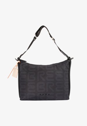 Sac à épaule rectangulaire noir avec une sangle ajustable, des initiales de marque en relief répétées et une étiquette beige attachée sur le côté.