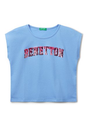 Camiseta de color azul claro, de manga corta, con la palabra "BENETTON" en lentejuelas. Tejido suave con un ajuste relajado y un escote redondo.