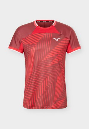 Rotes und kastanienbraunes kurzärmeliges Sportshirt mit geometrischen Zickzackmustern und einem weißen Mizuno-Logo auf der Brust.