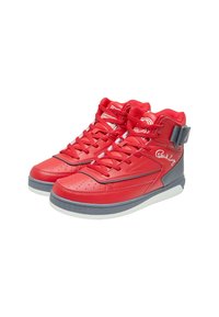 Baskets montantes avec une tige en cuir rouge perforé, des accents gris, un système de laçage et une lanière latérale pour un soutien supplémentaire.