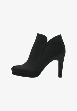 Zwarte enkellaars met een strak ontwerp, gemaakt van suede. Kenmerkt zich door een ronde neus, hoge hak en een licht hellende schachtrand voor een moderne uitstraling.