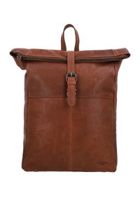 Brązowy skórzany plecak z górnym zamkiem błyskawicznym, przednim paskiem z klamrą i uchwytem do noszenia na białym tle.