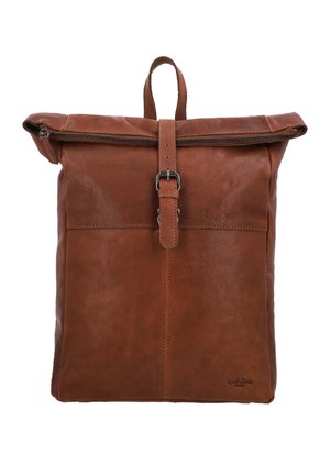 Zaino in pelle marrone con cerniera superiore, cinturino con fibbia anteriore e maniglia di trasporto su sfondo bianco.