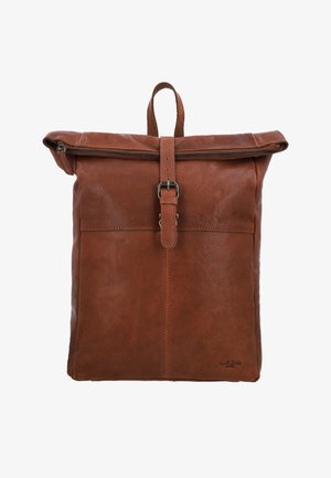 Zaino in pelle marrone con cerniera superiore, cinturino con fibbia anteriore e maniglia di trasporto su sfondo bianco.