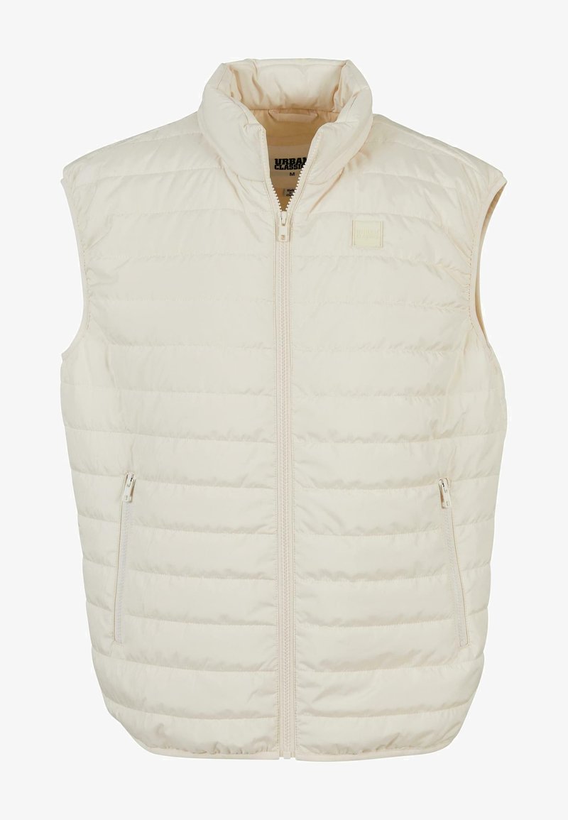Sako bez rukávů v off-white barvě s vysokým límcem, zapínáním na zip a dvěma postranními kapsami. Má prošívanou texturu a subtilní branding.