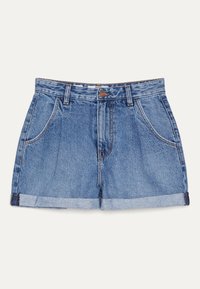 Shorts en denim de couleur bleu clair avec taille haute, poches avant et ourlet roulé. Présente des coutures contrastées et une fermeture à bouton.