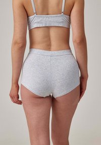 Graues Baumwollunterwäsche-Set mit einem Bralette mit verstellbaren Trägern und hochgeschnittenen Shorts mit glatter Textur und minimalen Nähten.