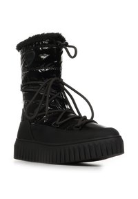 Stivaletto waterproof nero con finitura lucida in vernice, morbido rivestimento in pelliccia nella parte superiore, suola spessa con battistrada e chiusura con lacci intrecciati.