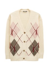 Kremowy kardigan z wzorem w romby w odcieniach różu i szarości, ozdobiony frędzlami, z dekoltem w kształcie V oraz brązowymi guzikami. Dzianinowa faktura.