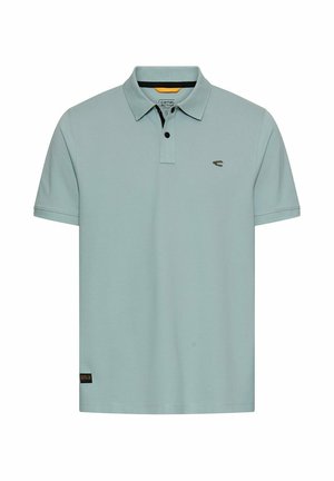 Lichtblauw poloshirt met korte mouwen, twee knoopjes aan de voorkant, klein logo op de linkerborst en zwart label bij de zoom.
