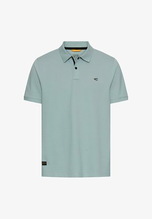 Lichtblauw poloshirt met korte mouwen, twee knoopjes aan de voorkant, klein logo op de linkerborst en zwart label bij de zoom.
