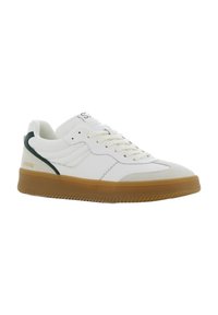 Witte sneaker met een gladlederen bovenkant, groene accenten op de hiel, een gestructureerde gumrubberen zool en witte veters.