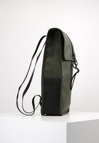 zaino rains rucksack