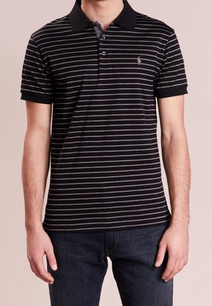 Schwarz kurzärmliges Poloshirt mit dünnen grauen Streifen, ausgestattet mit einem klassischen Kragen und einem kleinen gestickten Logo auf der linken Brust.