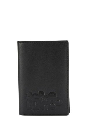 Portefeuille en cuir noir avec logo "Serge Blanco" en relief, design pliable, texture lisse, coins arrondis et coutures apparentes le long des bords.