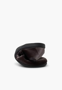 Czarne składane klapki z miękkim welurowym wierzchem i gumową podeszwą, z zaokrąglonym noskiem oraz wyściełaną wkładką dla wygody.