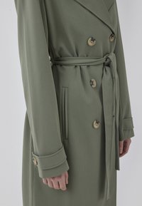 Modström HIRO - Trenchcoat - soft moss