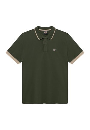 Mørkegrøn poloshirt med beige kant på kraven og ærmekanter, lille cirkulært logo på venstre bryst og korte ærmer.