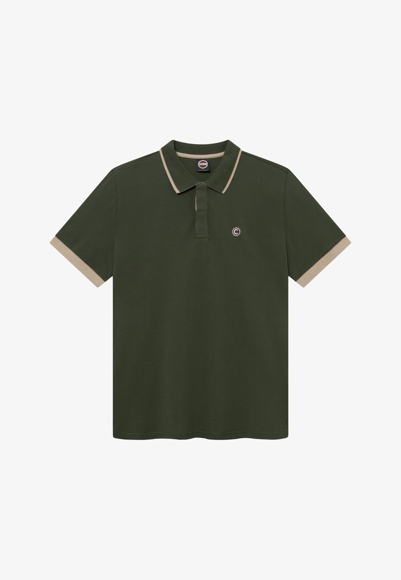 Dunkelgrünes Poloshirt mit beigem Besatz am Kragen und an den Ärmelsäumen, kleinem rundem Logo auf der linken Brust und kurzen Ärmeln.