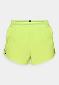 Pantalones cortos deportivos de color amarillo neón con una cinturilla de malla, aberturas laterales y un logo de Nike negro en el lado izquierdo. Material ligero y transpirable.