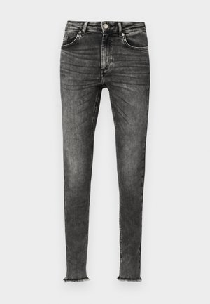 Jean skinny en denim noir avec une finition décolorée. Comprend des poches avant, une fermeture éclair et des ourlets effilochés pour un look décontracté.