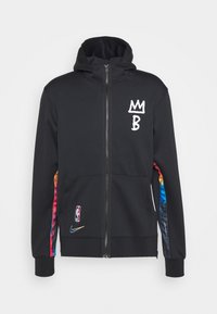 Sweat à capuche noir zippé avec des bandes latérales colorées, une couronne blanche et un logo "B" sur la poitrine, logos NBA et Nike près de la poche, et une capuche.