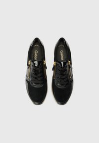 Chaussures noires à lacets avec un mélange de cuir lisse et texturé, des accents en zip doré sur les côtés et une semelle intérieure rembourrée.