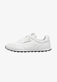 Zapatilla blanca de corte bajo con diseño de cordones, cuello acolchado, suela texturizada negra y la marca "Candice Cooper" en el lateral.